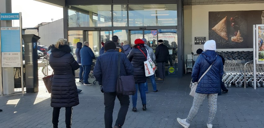 Gigantyczne kolejki przed sklepami z powodu pandemii koronawirusa         