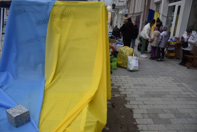 Jeden z punktów, w którym prowadzona jest zbiórka dla Ukraińców mieści się obok restauracji przy ul. Chrobrego 28.