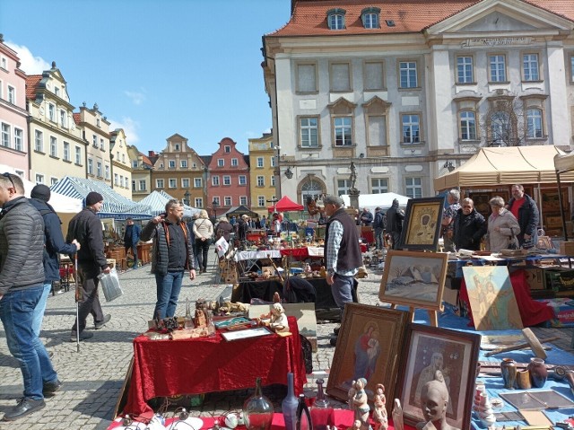 Kolekcjonerzy wiedzą, że na jeleniogórskim jarmarku mogą natrafić na unikatowe eksponaty. Dlatego chętnie tu przyjeżdżają