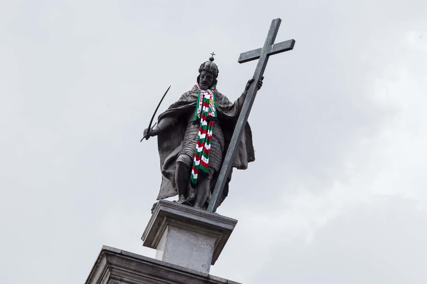 Legia Warszawa. Szaliki kibiców zawisły na kolumnie Zygmunta...