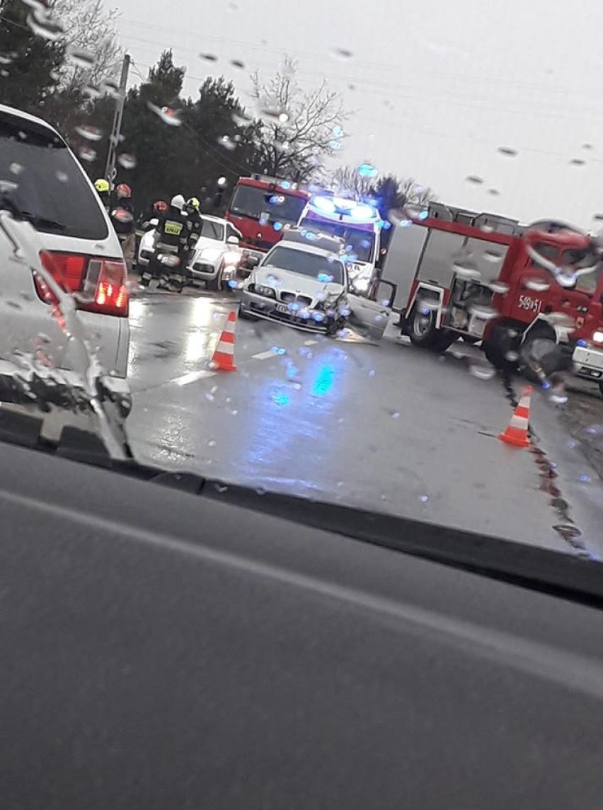Wypadek na ul. Opoczyńskiej w Tomaszowie Maz. Pięć osób zabranych do szpitala w tym dziecko [ZDJĘCIA]