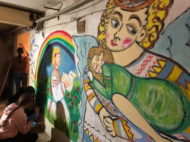 W ramach akcji „Art Shot” artyści ozdabiają ściany schronów patriotycznymi rysunkami. W Łucku znajduje się 101 schronów przeciwlotniczych, które mogą pomieścić do 30 000 osób
