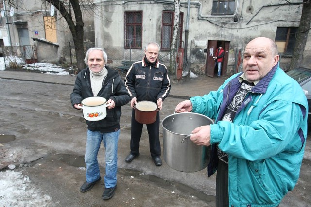 Stefan Podlewski i inni lokatorzy kamienicy przy ul. Włókienniczej od pięciu dni noszą wodę w... garnkach.