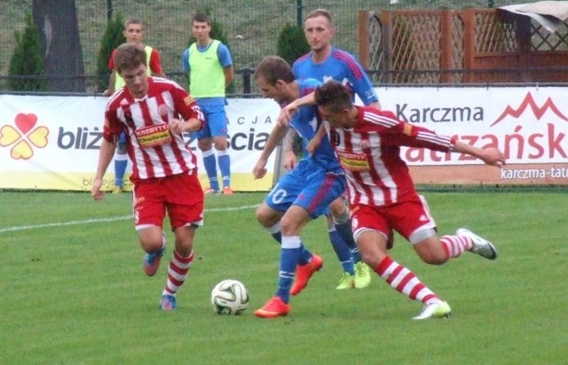 Dawid Skiernik (z lewej) uratował punkt dla Soły Oświęcim w wyjazdowym meczu przeciwko Wiśle Sandomierz (1:1) w grupie małopolsko-świętokrzyskiej III ligi piłkarskiej.