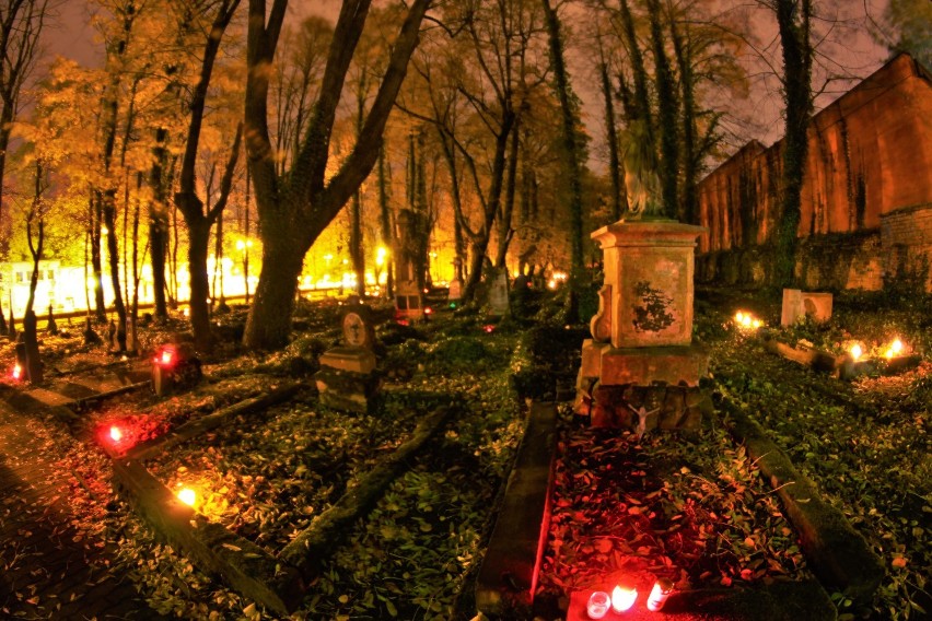 Dwa najstarsze żorskie cmentarze zachwycają nocą - zobacz zdjęcia!