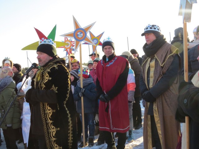 Po raz piąty Koło Gospodyń Wiejskich w Rożnie Parcele w gm. Aleksandrów Kujawski pod przewodnictwem Bogumiły Cygańskiej zorganizowało Orszak Trzech Króli, który podążył od kościoła pw. NMB Wspomożenia Wiernych w Aleksandrowie Kujawskim na rożnieński plac zabaw (ok. 15 km). Tu w stajence czekała Święta Rodzina. W role Kacpra, Melchiora i Baltazara w tym roku wcielili się ks. Grzegorz Gruba, dyrektor Kolegium Kujawskiego XX Salezjanów, Arkadiusz Świątkowski, sekretarz gminy Aleksandrów Kujawski i Janusz Lewandowski, mieszkaniec wsi. Postacie Marii i józefa odtwarzali państwo Monika i Krzysztof Stasińscy. Było wspólne śpiewanie kolęd, konkurs na najpiękniejsze przebrania, ciepły poczęstunek i słodycze dla dzieci. Kto zmarzł, mógł się ogrzać przy ognisku.