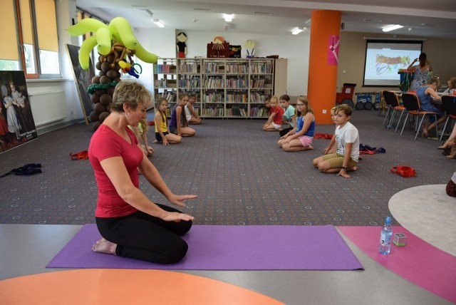 Podczas zajęć dzieci dowiedziały się czym jest joga, jak odpowiednio oddychać, poznały podstawowe asany - pozycje w jodze.