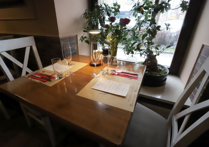 Na zdjęciu wystrój i menu restauracja Mela Rossa.