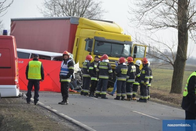 -&nbsp;Nie jest znana jeszcze przyczyna wypadku. Bus najprawdopodobniej zjechał na przeciwległy pas ruchu – mówi mł. asp. Marta Białkowska-Błachowicz, oficer prasowa Komendanta Powiatowego Policji w Aleksandrowie Kujawskim