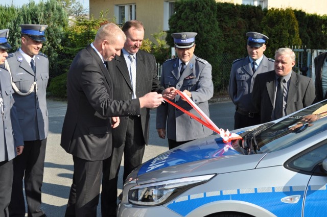 Nowy radiowóz dla policjantów z Tuchomia. Do zakupu dołożyły się samorządy