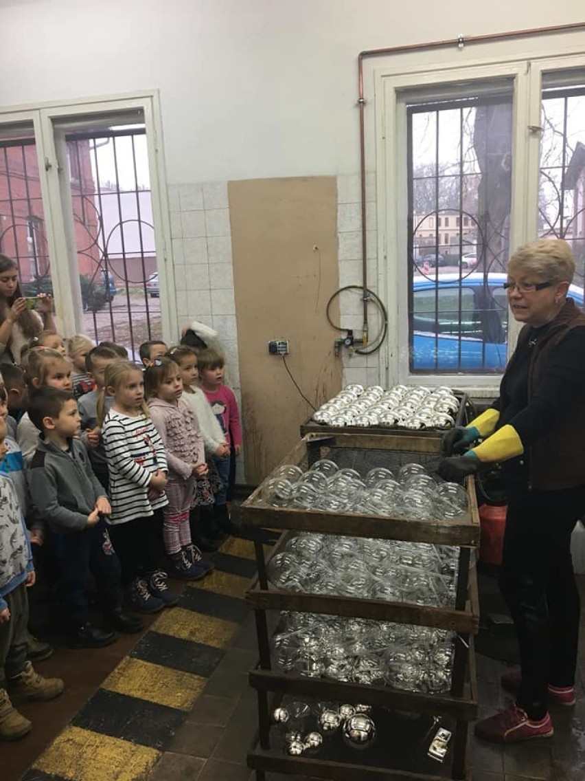 Dzieci z Przedszkola nr 2 w Sycowie odwiedziły „Szklany Świat” Bombki w Krośnicach
