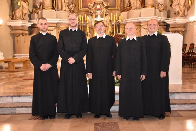 Od 1 sierpnia posługę w parafii św. Jadwigi pełnią ks. Dariusz Dąbrowski, ks. Mirosław Prasek i ks. Paweł Cyz z Tarnowa. Wspierają ich dwaj klerycy - Marcin Matysek i Michał Starnawski