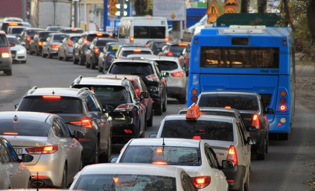 Ubea.pl porównała wysokość składek OC we wszystkich miastach wojewódzkich w Polsce. Możecie być zaskoczeni tym, którzy kierowcy płacą za OC najmniej, a którzy najwięcej.

Najtańsze OC wcale nie jest w najmniejszych miastach. Mogłoby się wydawać, że za OC najmniej zapłacą kierowcy w stolicy. Nic bardziej mylnego! 

Tanie OC? Czy ubezpieczenie auta jest tanie? Kierowcy pewnie powiedzą, że nie jest. Natomiast w porównaniu do października 2020 roku, w styczniu 2021 roku za OC płacimy mniej. Wyjątkiem są stawki OC w Zielonej Górze i Rzeszowie. W tych dwóch miastach ubezpieczenie auta podrożało. Natomiast największe spadki w cenach OC, jak podaje ubea.pl, zanotowano w Gdańsku i Wrocławiu.

Poznaj średnie stawki OC dla kierowców z poszczególnych miast wojewódzkich >>>

WIDEO: Bezpieczniej na lubuskich drogach
