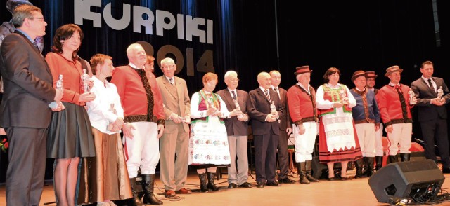 Laureaci Kurpików - nagród prezesa Związku Kurpiów wraz z organizatorami