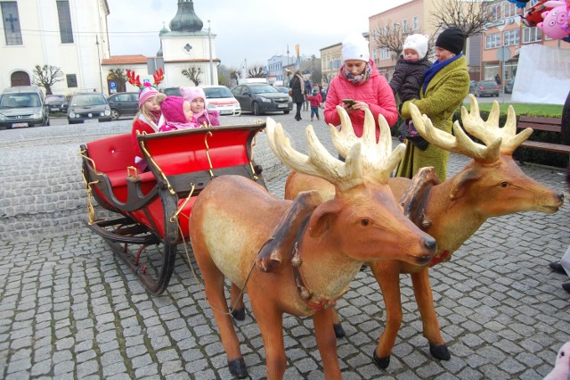 W Kcyni było w niedzielę bardzo świątecznie. A to za sprawą kiermaszu bożonarodzeniowego, który zorganizowano na centralnym placu miasta.

Sanie z reniferami były oblegane przez dzieci. Każdy chciał mieć w nich fotkę. Ustawiały się kolejki


Najlepszy świąteczny prezent według gwiazd/Agencja TVN

