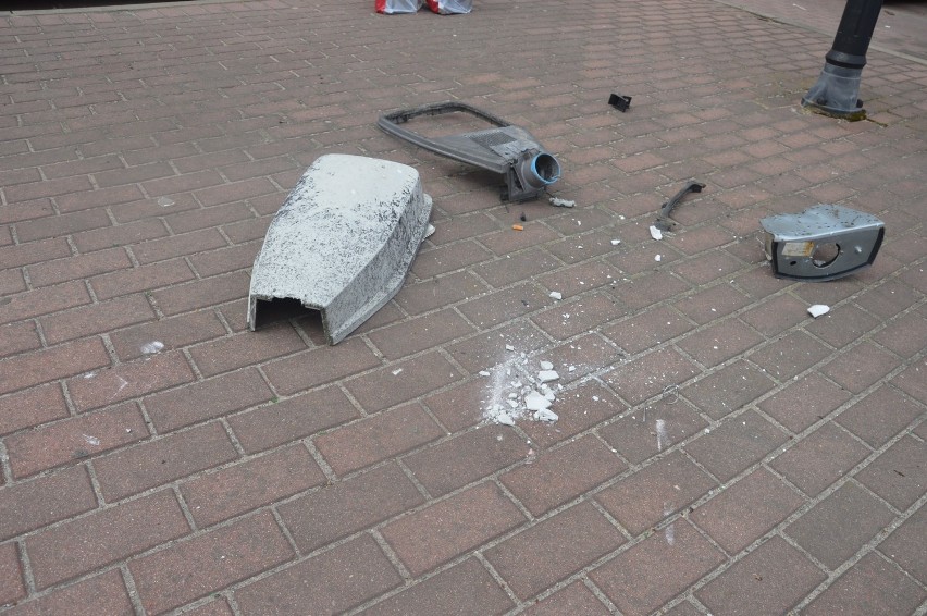 Auto roztrzaskało się o latarnię na dużym rondzie w Głogowie [ZDJĘCIA]