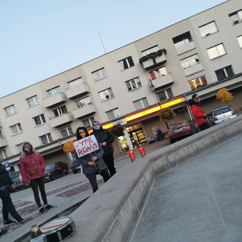 Radków: znicze pod biurem senatora Szweda. Protest przeciw orzeczeniu Trybunału Konstytucyjnego 