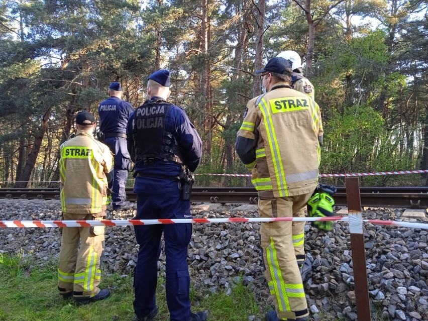 Wypadek kolejowy za Władysławowem. Pociąg śmiertelnie potracił mężczyznę; policja z Pucka prosi o pomoc w jego identyfikacji | ZDJĘCIA