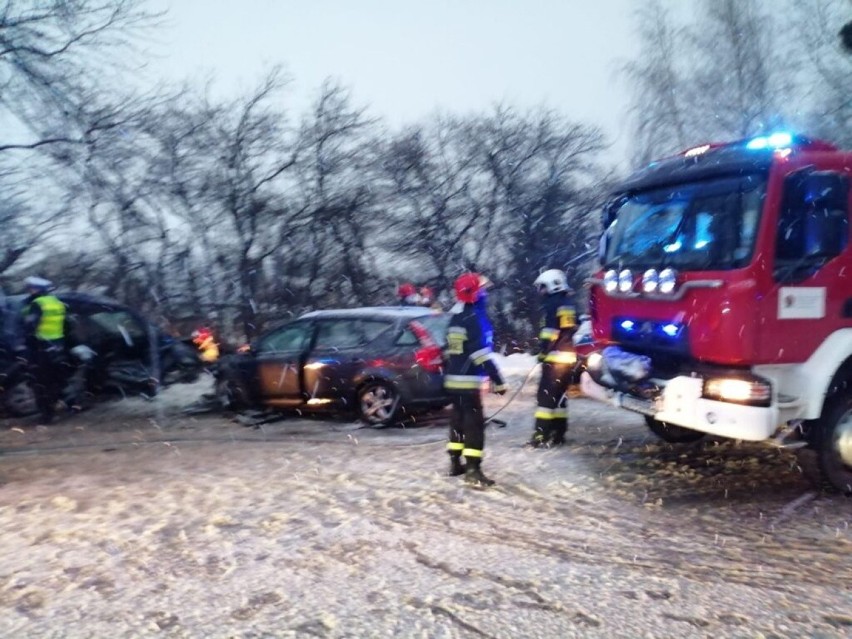 Wypadek w Dębówce. Trzy młode osoby były zakleszczone w samochodzie