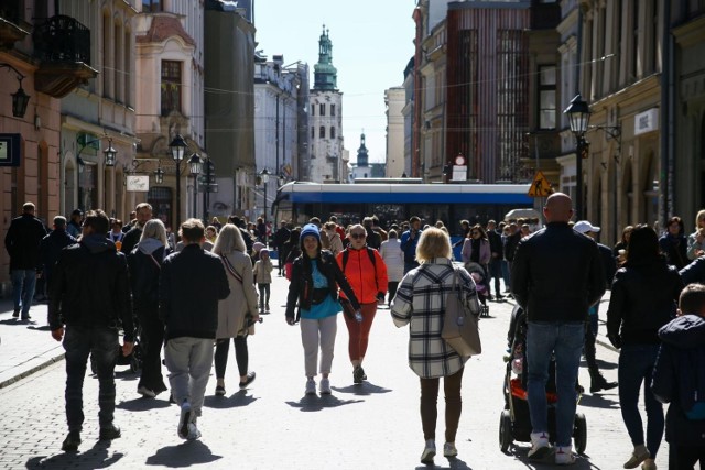 Na krakowskich ulicach tłumy spacerowiczów