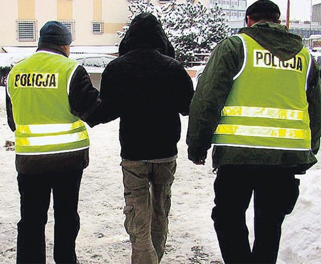 Policjanci prowadzą sprawcę napadów na banki.