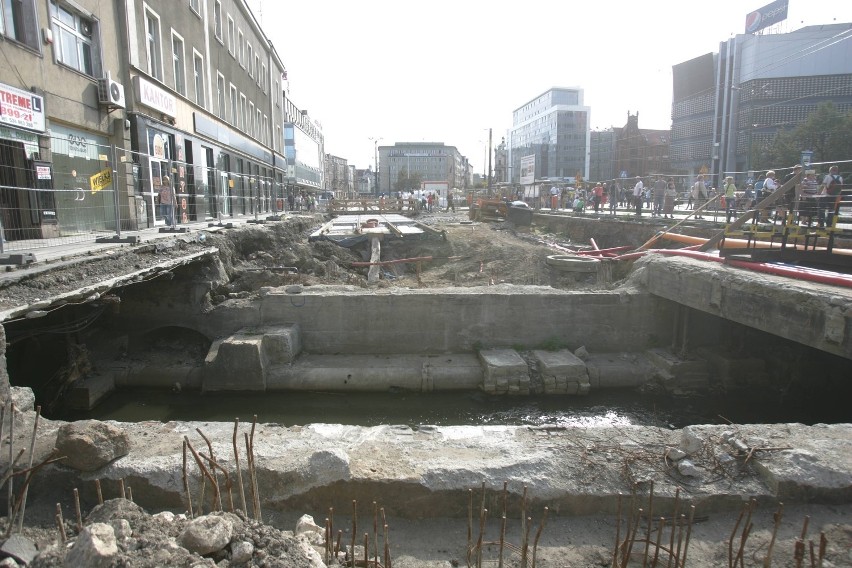 Przebudowa Rynku w Katowicach: Rawa blokuje prace [ZDJĘCIA]