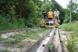 Powiat chrzanowski. Smar i puste butelki na torach utrudniają kursowanie drezyny