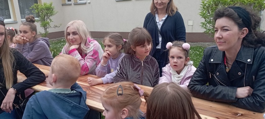 "Pszczółki na wiosennej łące"- dzieci z Przedszkola numer 1 w Jędrzejowie wraz ze swoimi rodzicami poznali tajniki życia pszczół. Zobaczcie!