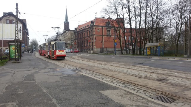 Torowisko w Mysłowicach jest krzywe i zardzewiałe. Przez to trzęsie i jest głośno, a tramwaj nie może szybko jechać.