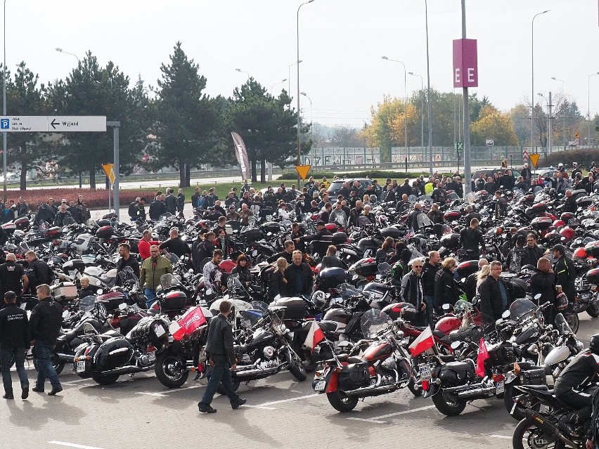 Zakończenie sezonu motocyklowego w Porcie Łódź.  Pożegnali sezon na jednoślady