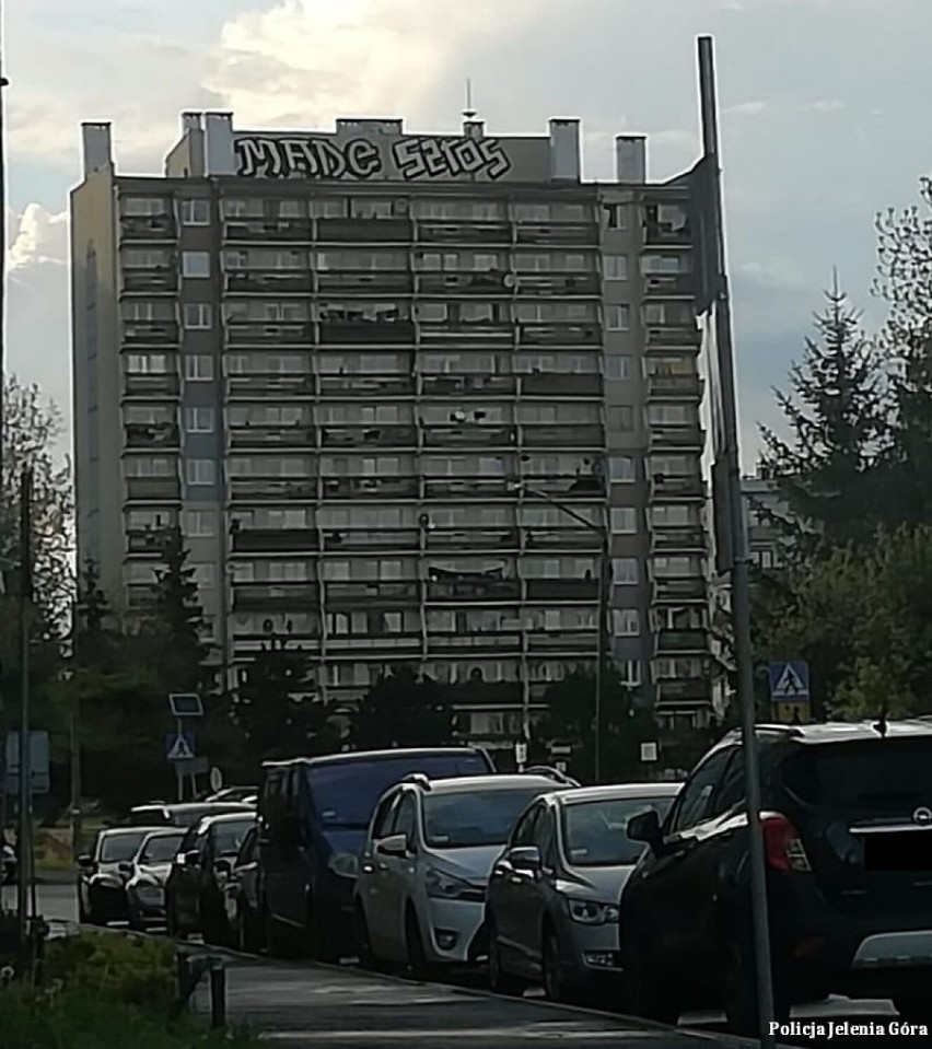 Grafficiarz w rękach policji. Od dwóch lat niszczył w ten sposób budynki w Jeleniej Górze