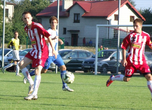 W piłkarskich derbach Oświęcimia V ligi rezerwa Soły (biało-czerwone stroje) przegrała na własnym boisku z Unią 1:4.