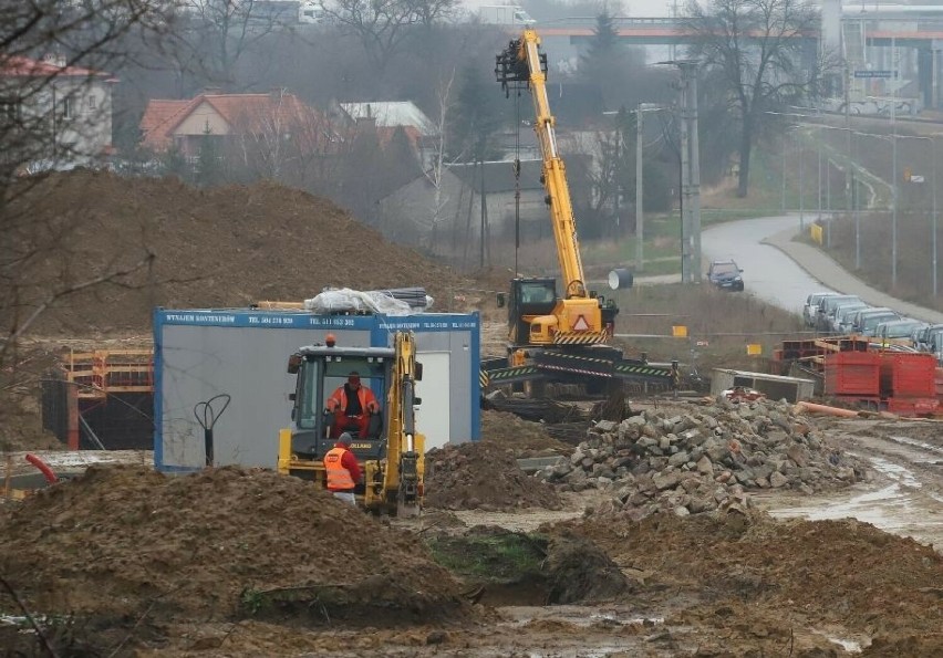 Budowa trasy N-S w Radomiu. Wykonawca kontynuuje prace i czeka na finał rozmów o likwidacji odkrytego wysypiska śmieci