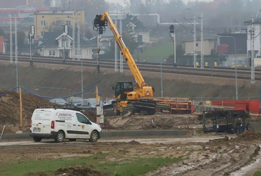 Budowa trasy N-S w Radomiu. Wykonawca kontynuuje prace i czeka na finał rozmów o likwidacji odkrytego wysypiska śmieci