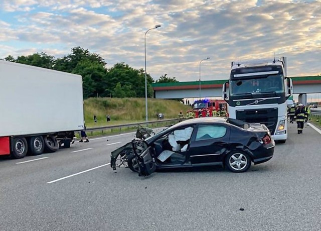 Tragiczny wypadek na A1. Kierowca wypadł z samochodu po uderzeniu w naczepę TIRa. Zginął na miejscu.