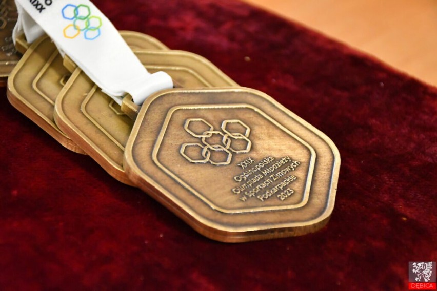 Ceremonia medalowa na lodowisku w Dębicy. Młodzi łyżwiarze figurowi z całego kraju brali udział w XXIX Ogólnopolskiej Olimpiadzie