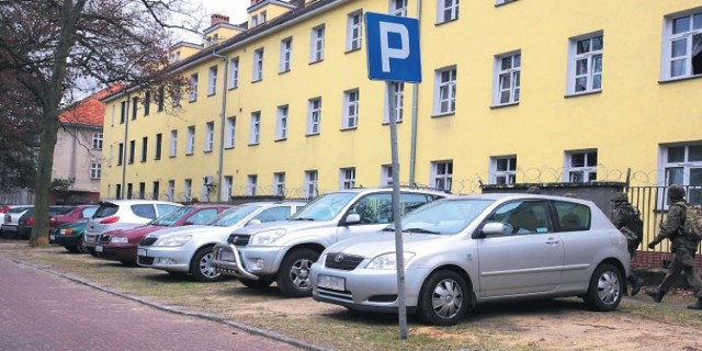 Czytelniczka zwróciła uwagę na zaparkowane samochody pod ...