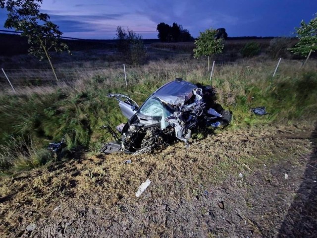 Do śmiertelnego wypadku doszło około godziny 4 nad ranem. Na miejscu zginął 35-letni kierowca.