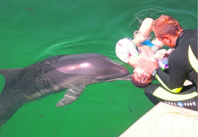Maciuś uwielbia pływać z delfinami. To świetna rehabilitacja