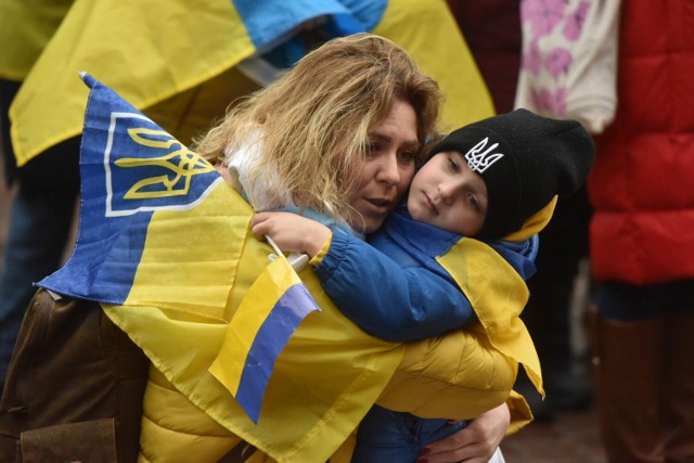 Na Rynku Staromiejskim odbyła się dzisiaj (25 lutego) manifestacja "Jesteśmy głosem Ukrainy" Wydarzenie rozpoczęło się przy pomniku Kopernika o godzinie 14. W ramach manifestacji zorganizowano m.in. wystawę plakatów, a także można było poznać  historie Ukrainek, które do Torunia trafiły z miast okupowanych przez Rosjan. Oprócz tego organizatorzy w szczególnym sposób chcieli też zwrócić uwagę na niezwykłą pomoc ze strony Polski i Polaków. W galerii znajdują się zdjęcia z manifestacji.