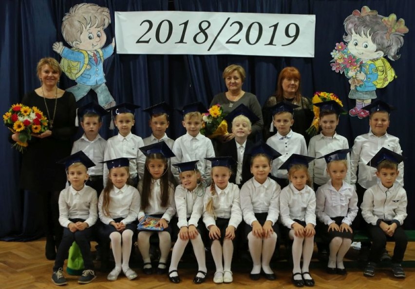 Ślubowanie uczniów klas pierwszych Szkoły Podstawowej im. A. Mielęckiego w Koźminku