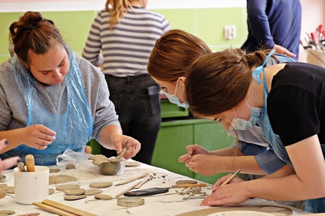 Uczniowie II LO podczas zajęć w pracowni ceramicznej wykonują kwiaty zainspirowane twórczością Stanisława Wyspiańskiego