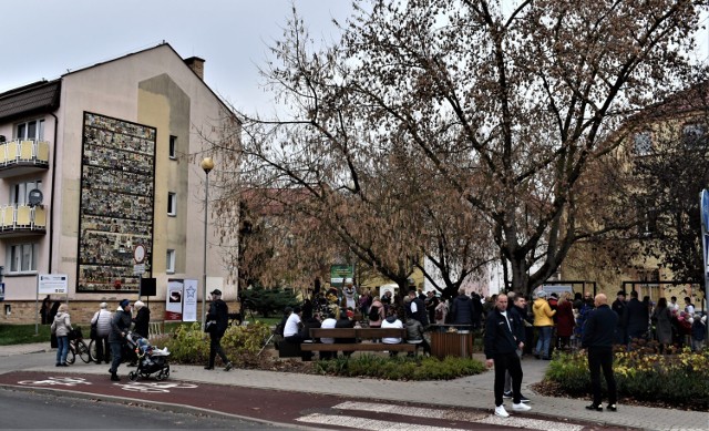 Mozaika znajduje się na ścianie bloku przy ul. Chopina w Polkowicach