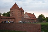 Zamek w Malborku znów przyciągnął tysiące zwiedzających na Noc Muzeów. Spacer za złotówkę w zabytku klasy światowej