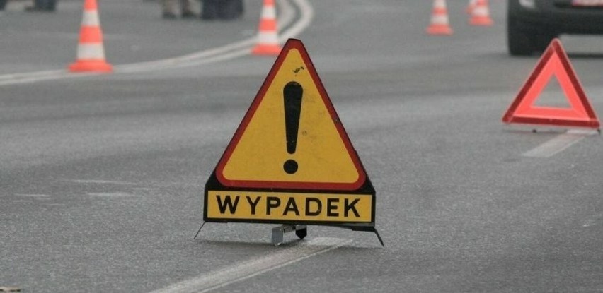 Wypadek na obwodnicy Człuchowa - samochód osobowy zderzył się z autobusem, jedna osoba w szpitalu