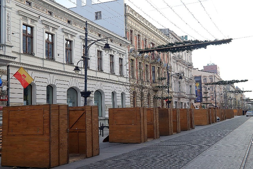 Jarmark bożonarodzeniowy na Piotrkowskiej w Łodzi. Stragany będą czynne od mikołajek 6.12.2020