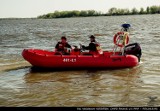 Powiat kwidzyński. Strażacy ratowali cztery osoby podróżujące po Wiśle. Ich łódka utknęła na rzecznej mieliźnie w okolicy wsi Jarzębina