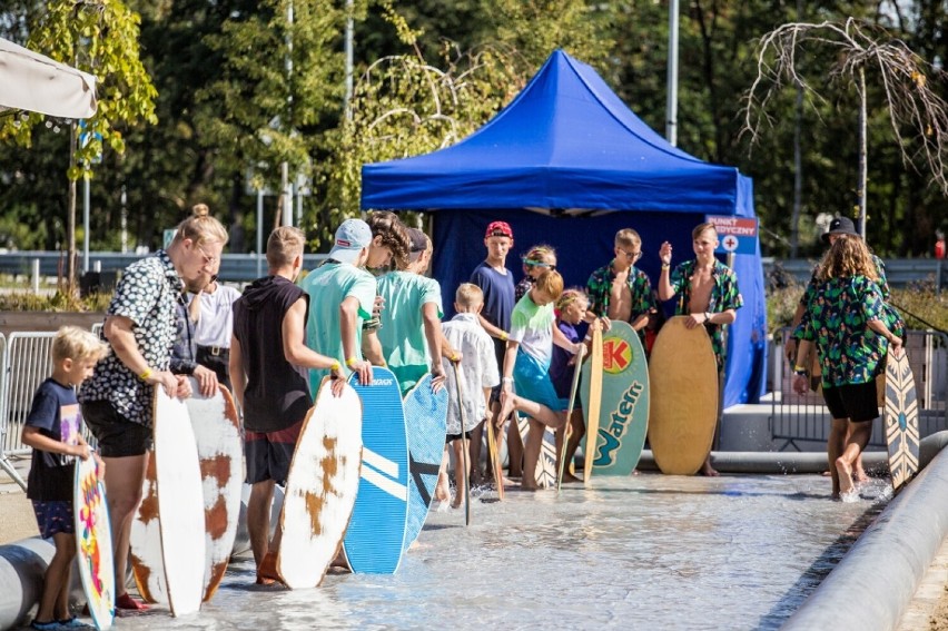 Skimboradowe szaleństwo w Katowicach. Światowe gwiazdy pokażą efektowny ślizg na desce podczas LIBERO x 71 SKIM Silesia Cup