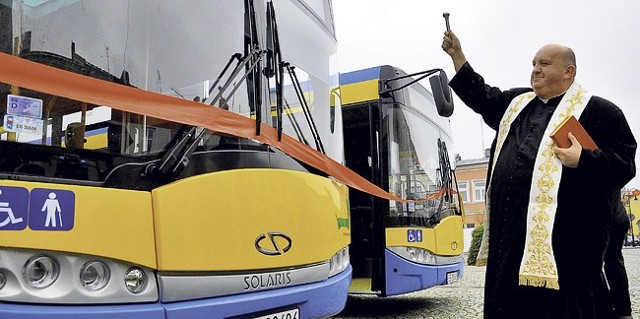 Nowe autobusy dla MZK poświęcił ksiądz Grzegorz Gołąb