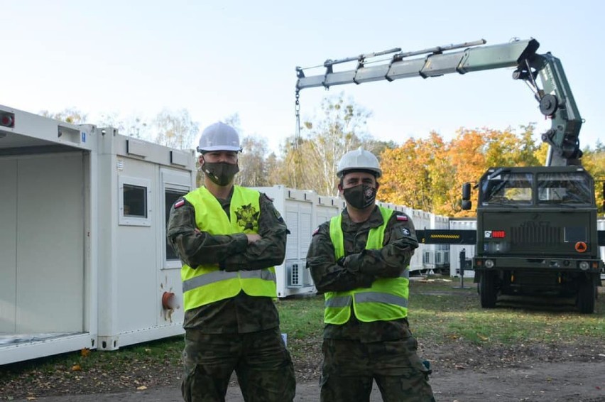 Żołnierze z Głogowa pomagają budować polowy szpital w Warszawie